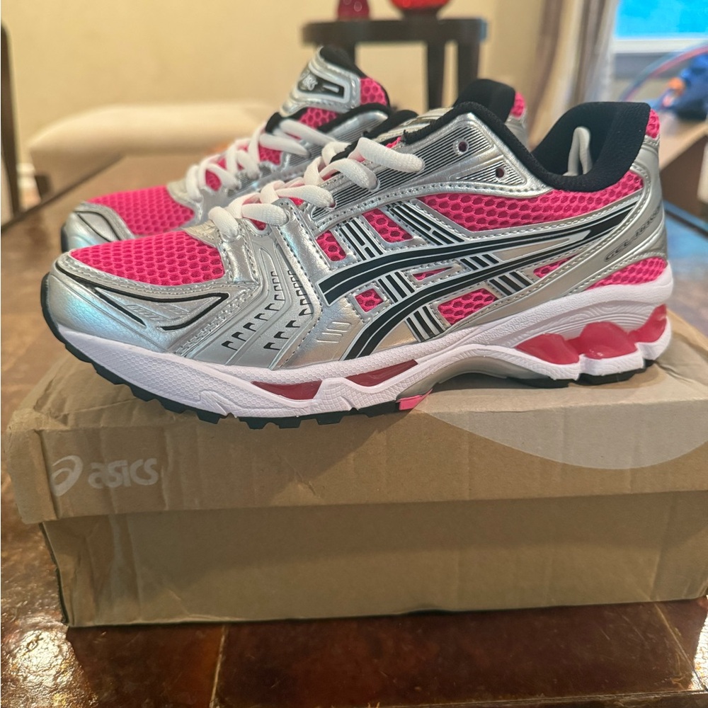 Women's Pink, Black, and Silver Shoes

Aasics high quality like 

New